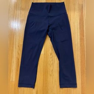Lululemon Leggings - Cropped, Size 6 in Navy.